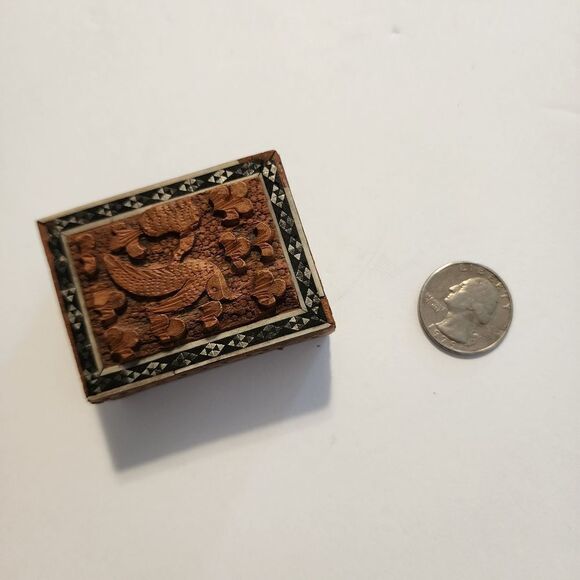 Small Carved Wooden Trinket Box l - Picture 5 of 5